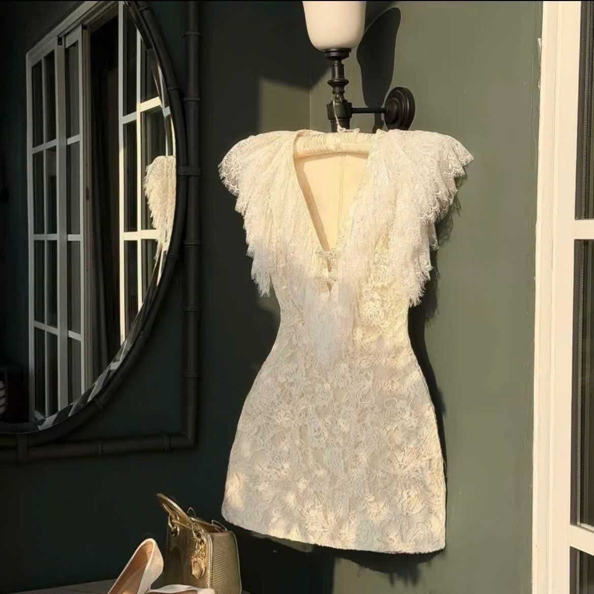 Đầm thiết kế LiA Dress trong showroom